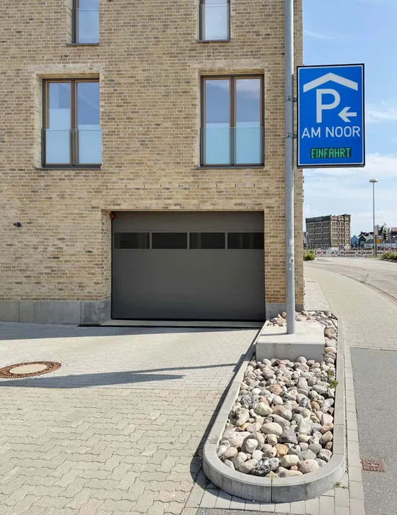 Einfahrt des Parkhauses Am Noor, direkt gegenüber der Praxis